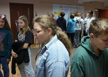 Młodzież obejrzała biblioteczne wystawy