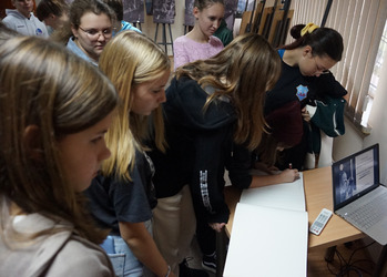 Młodzież obejrzała biblioteczne wystawy