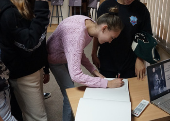 Młodzież obejrzała biblioteczne wystawy
