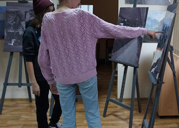 Młodzież obejrzała biblioteczne wystawy