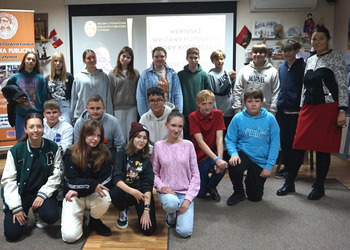 Młodzież obejrzała biblioteczne wystawy