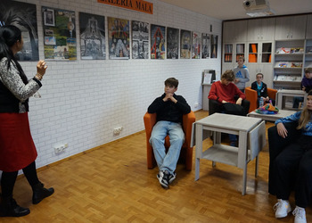 Młodzież obejrzała biblioteczne wystawy