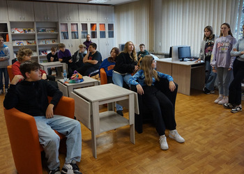 Młodzież obejrzała biblioteczne wystawy