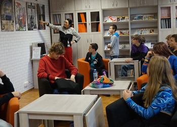 Młodzież obejrzała biblioteczne wystawy