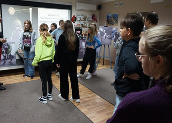 Młodzież obejrzała biblioteczne wystawy
