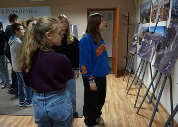 Młodzież obejrzała biblioteczne wystawy