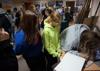 Młodzież obejrzała biblioteczne wystawy