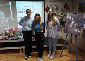 Młodzież obejrzała biblioteczne wystawy