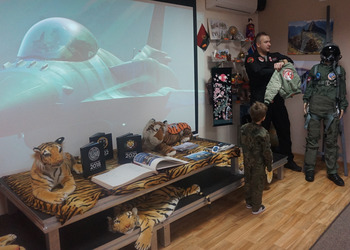 Wystawa gadżetów lotniczych Stasia Sopińskiego