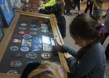 Wystawa gadżetów lotniczych Stasia Sopińskiego