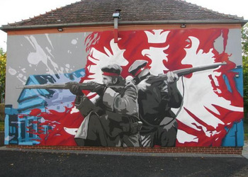 Mural upamietniający Powstanie Wielkopolskie, Żnin, budynek sali gimnastycznej Szkoły podstawowej nr 1 - żródło: https://opencaching.pl/viewcache.php?wp=OP8WLY&desclang=EN#cache-pics-1