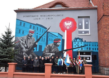 Mural na ścianie budynku Szkoły Podstawowej nr 1 w Żninie - źródło: https://d-art.ppstatic.pl/kadry/k/r/3e/ab/63aae1f8130d0_o_large.jpg