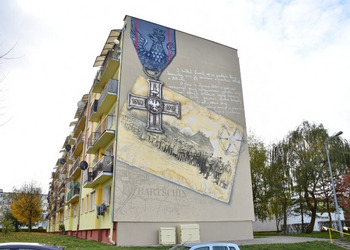 Mural upamiętniający Powstańców Wielkopolskich na bloku przy ul. Artylerzystów 15 w Barcinie -źródło: https://d-art.ppstatic.pl/kadry/k/r/59/b4/654bd70c193fe_o_large.jpg