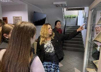 9 maja bibliotekę odwiedziła pani Beata Różańska wraz z klasą 8a ze szkoły podstawowej nr 1 im. Powstańców Wielkopolskich w Żninie.