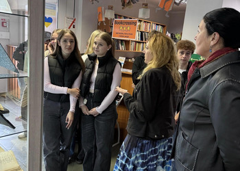 9 maja bibliotekę odwiedziła pani Beata Różańska wraz z klasą 8a ze szkoły podstawowej nr 1 im. Powstańców Wielkopolskich w Żninie.