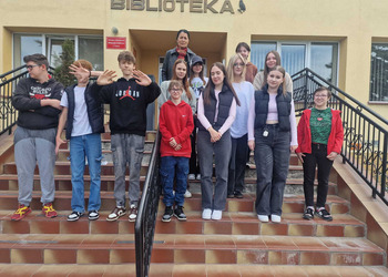 9 maja bibliotekę odwiedziła pani Beata Różańska wraz z klasą 8a ze szkoły podstawowej nr 1 im. Powstańców Wielkopolskich w Żninie.