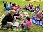 Czytanie na polanie z przedszkolakami