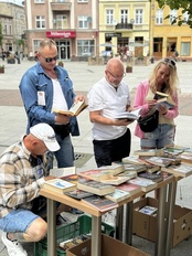 Święto Wolnych Książek na rynku w Żninie