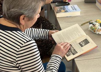 23 września w naszej bibliotece odbyło się spotkanie Dyskusyjnego Klubu Książki. Tym razem omawialiśmy książkę bestsellerowej autorki Lucindy Riley.