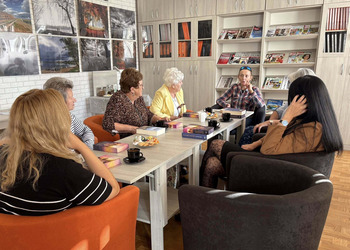 23 września w naszej bibliotece odbyło się spotkanie Dyskusyjnego Klubu Książki. Tym razem omawialiśmy książkę bestsellerowej autorki Lucindy Riley.