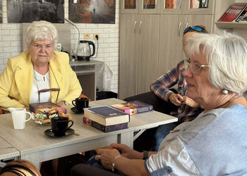 23 września w naszej bibliotece odbyło się spotkanie Dyskusyjnego Klubu Książki. Tym razem omawialiśmy książkę bestsellerowej autorki Lucindy Riley.