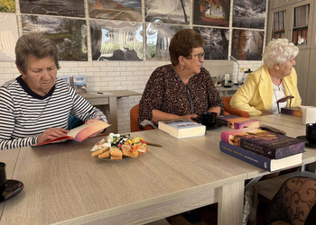 23 września w naszej bibliotece odbyło się spotkanie Dyskusyjnego Klubu Książki. Tym razem omawialiśmy książkę bestsellerowej autorki Lucindy Riley.