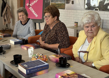 23 września w naszej bibliotece odbyło się spotkanie Dyskusyjnego Klubu Książki. Tym razem omawialiśmy książkę bestsellerowej autorki Lucindy Riley.