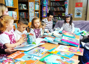 27 listopada 2025r. w filii bibliotecznej w Gorzycach po raz kolejny spotkaliśmy się na „Rodzinnym czytaniu” w ramach akcji czytelniczej „Gorzyce Czytają”.