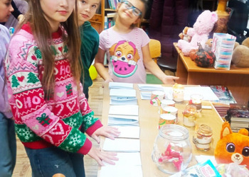 27 listopada 2025r. w filii bibliotecznej w Gorzycach po raz kolejny spotkaliśmy się na „Rodzinnym czytaniu” w ramach akcji czytelniczej „Gorzyce Czytają”.