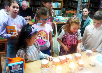 27 listopada 2025r. w filii bibliotecznej w Gorzycach po raz kolejny spotkaliśmy się na „Rodzinnym czytaniu” w ramach akcji czytelniczej „Gorzyce Czytają”.