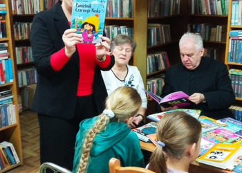 27 listopada 2025r. w filii bibliotecznej w Gorzycach po raz kolejny spotkaliśmy się na „Rodzinnym czytaniu” w ramach akcji czytelniczej „Gorzyce Czytają”.