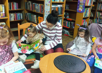 27 listopada 2025r. w filii bibliotecznej w Gorzycach po raz kolejny spotkaliśmy się na „Rodzinnym czytaniu” w ramach akcji czytelniczej „Gorzyce Czytają”.