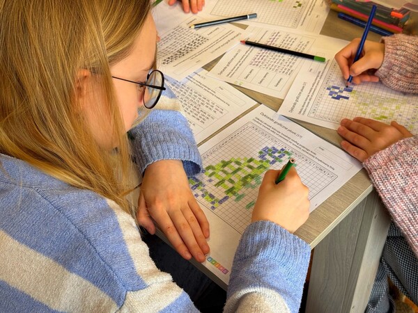 Ferie w bibliotece: „Zakoduj obrazek” - ćwiczenia z kodowania