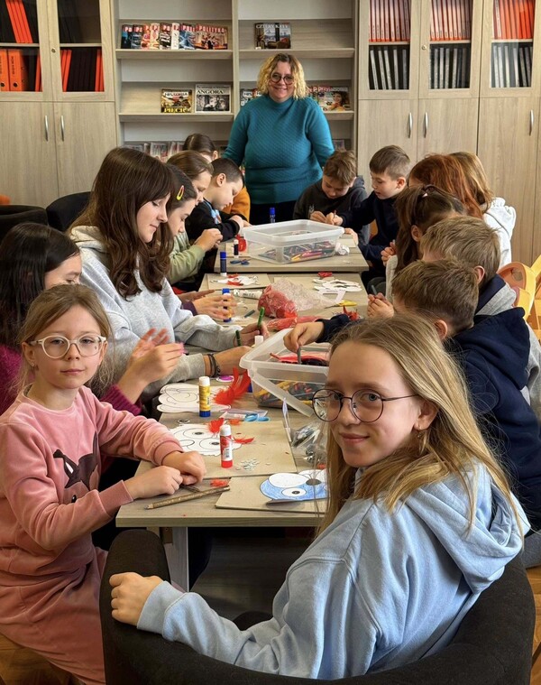 Ferie w bibliotece: tworzenie masek karnawałowych