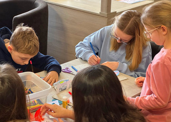 Ferie w bibliotece: tworzenie masek karnawałowych