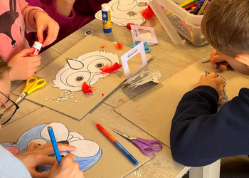 Ferie w bibliotece: tworzenie masek karnawałowych