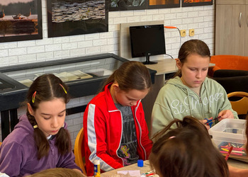 Ferie w bibliotece: tworzenie masek karnawałowych