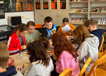 Ferie w bibliotece: tworzenie masek karnawałowych