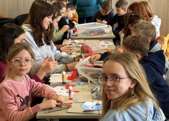 Ferie w bibliotece: tworzenie masek karnawałowych