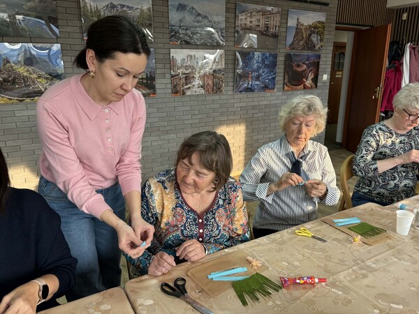 „Wiosenne kwiaty z krepiny i bibuły”