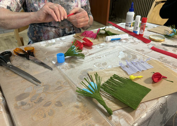 Wczorajsze zajęcia zorganizowane z okazji Dnia Kobiet upłynęły pod hasłem „Wiosenne kwiaty z krepiny i bibuły”.