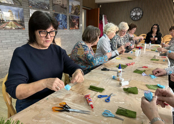 Wczorajsze zajęcia zorganizowane z okazji Dnia Kobiet upłynęły pod hasłem „Wiosenne kwiaty z krepiny i bibuły”.