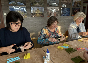 Wczorajsze zajęcia zorganizowane z okazji Dnia Kobiet upłynęły pod hasłem „Wiosenne kwiaty z krepiny i bibuły”.