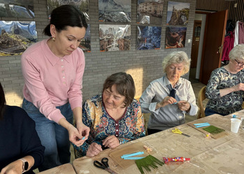 Wczorajsze zajęcia zorganizowane z okazji Dnia Kobiet upłynęły pod hasłem „Wiosenne kwiaty z krepiny i bibuły”.