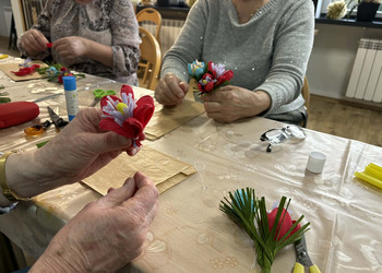 Wczorajsze zajęcia zorganizowane z okazji Dnia Kobiet upłynęły pod hasłem „Wiosenne kwiaty z krepiny i bibuły”.