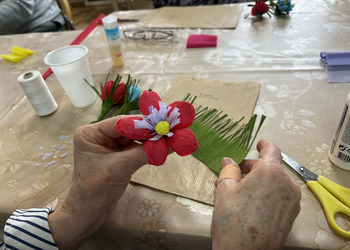 Wczorajsze zajęcia zorganizowane z okazji Dnia Kobiet upłynęły pod hasłem „Wiosenne kwiaty z krepiny i bibuły”.