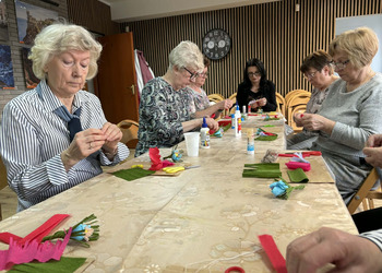 Wczorajsze zajęcia zorganizowane z okazji Dnia Kobiet upłynęły pod hasłem „Wiosenne kwiaty z krepiny i bibuły”.