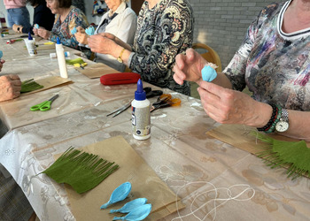 Wczorajsze zajęcia zorganizowane z okazji Dnia Kobiet upłynęły pod hasłem „Wiosenne kwiaty z krepiny i bibuły”.