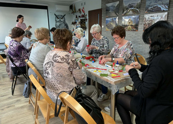 Wczorajsze zajęcia zorganizowane z okazji Dnia Kobiet upłynęły pod hasłem „Wiosenne kwiaty z krepiny i bibuły”.