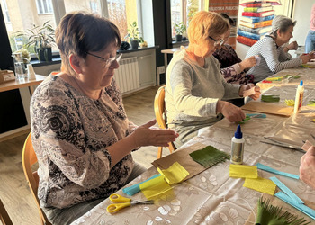 Wczorajsze zajęcia zorganizowane z okazji Dnia Kobiet upłynęły pod hasłem „Wiosenne kwiaty z krepiny i bibuły”.
